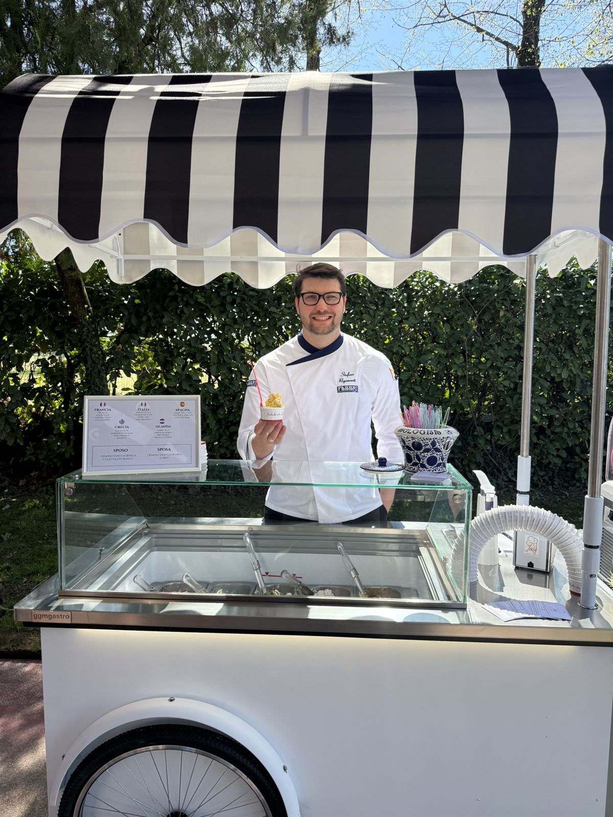 Il gelatiere serve il gelato dal carretto in giardino