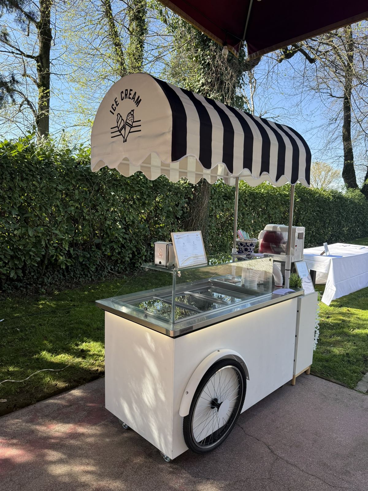 Il carretto in un giardino