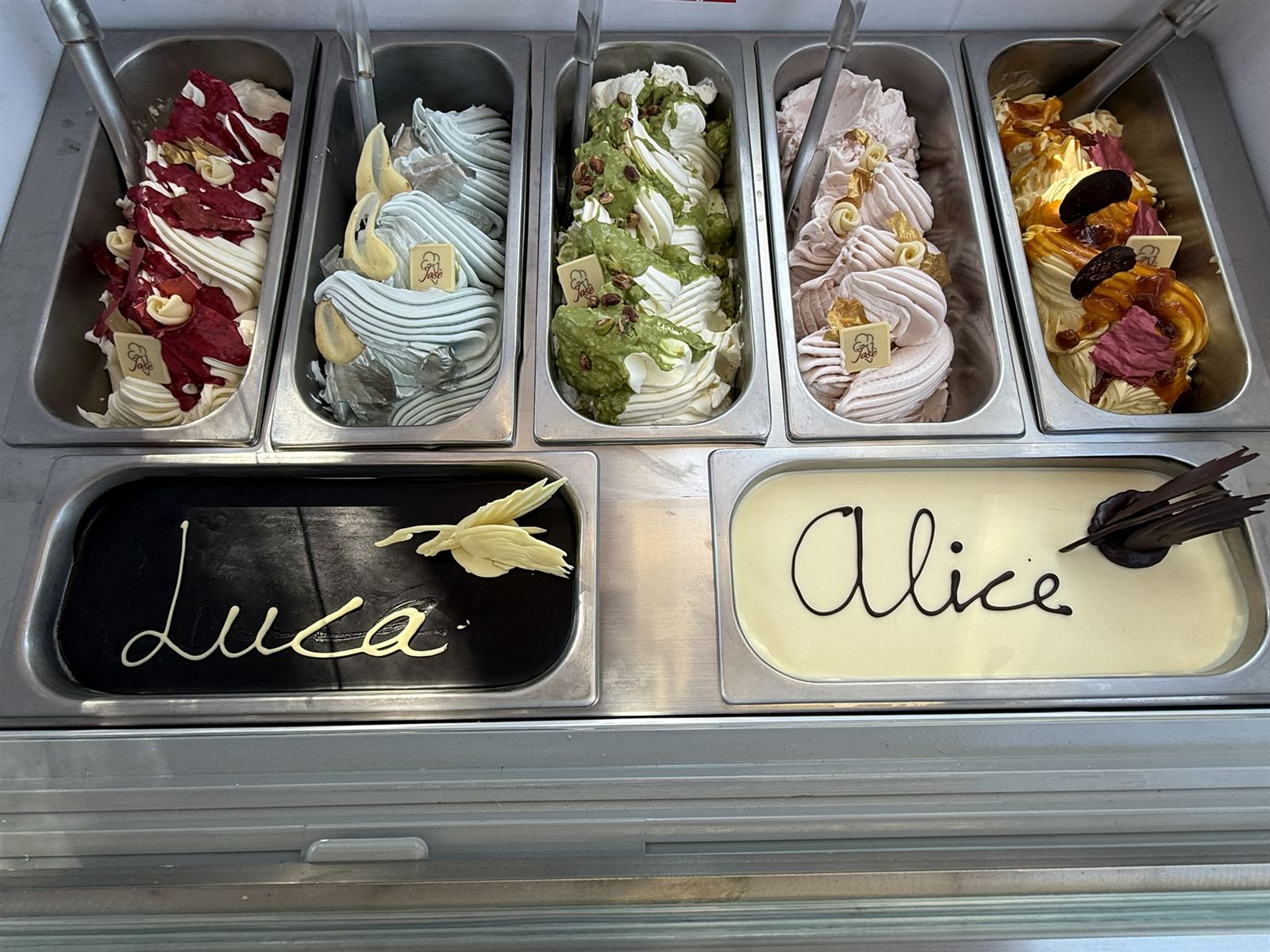 Vaschette di gelato con i nomi degli sposi scritti in cioccolato