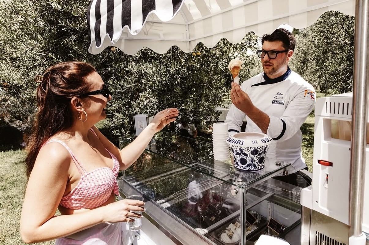 Il gelatiere serve un cono a un'ospite