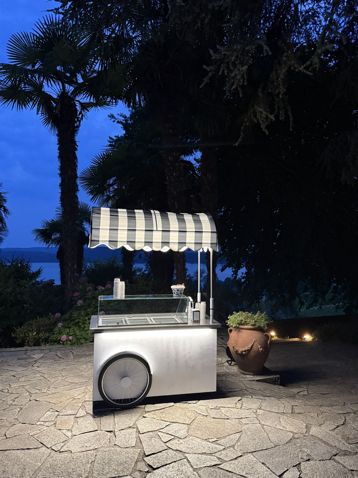 Il carretto illuminato al tramonto