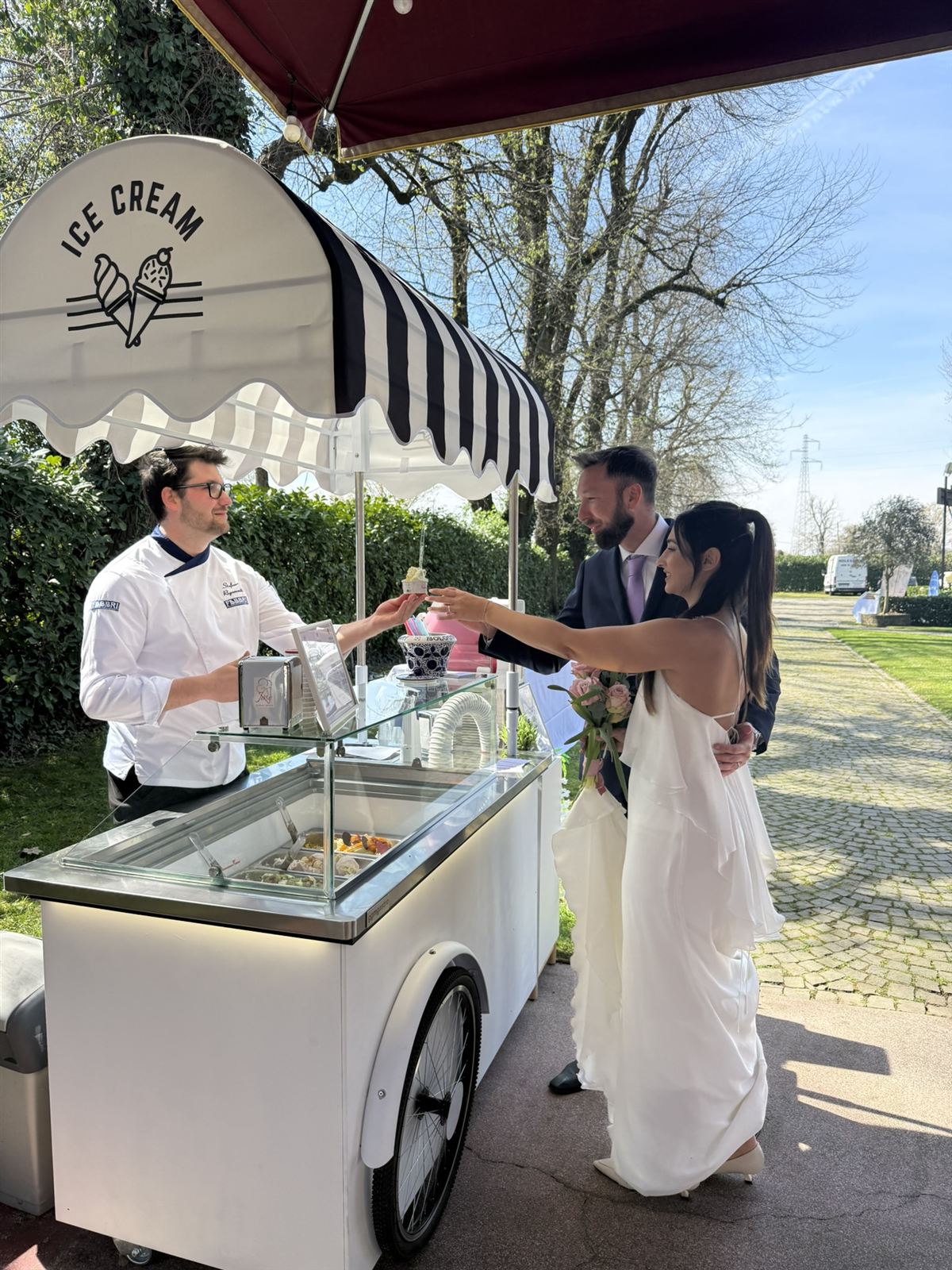 Gli sposi ricevono un cono dal gelatiere