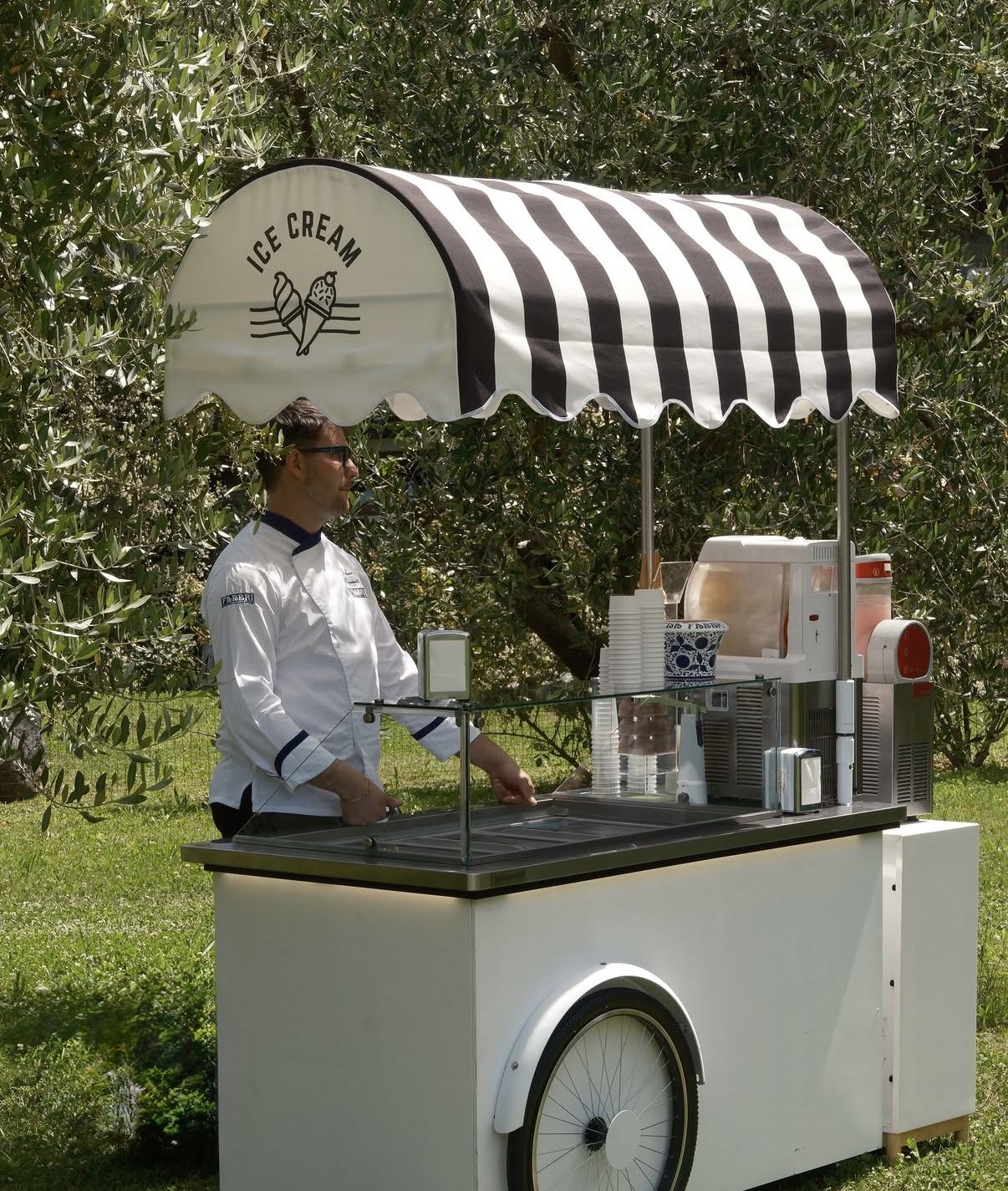 Il gelatiere al carretto tra gli ulivi