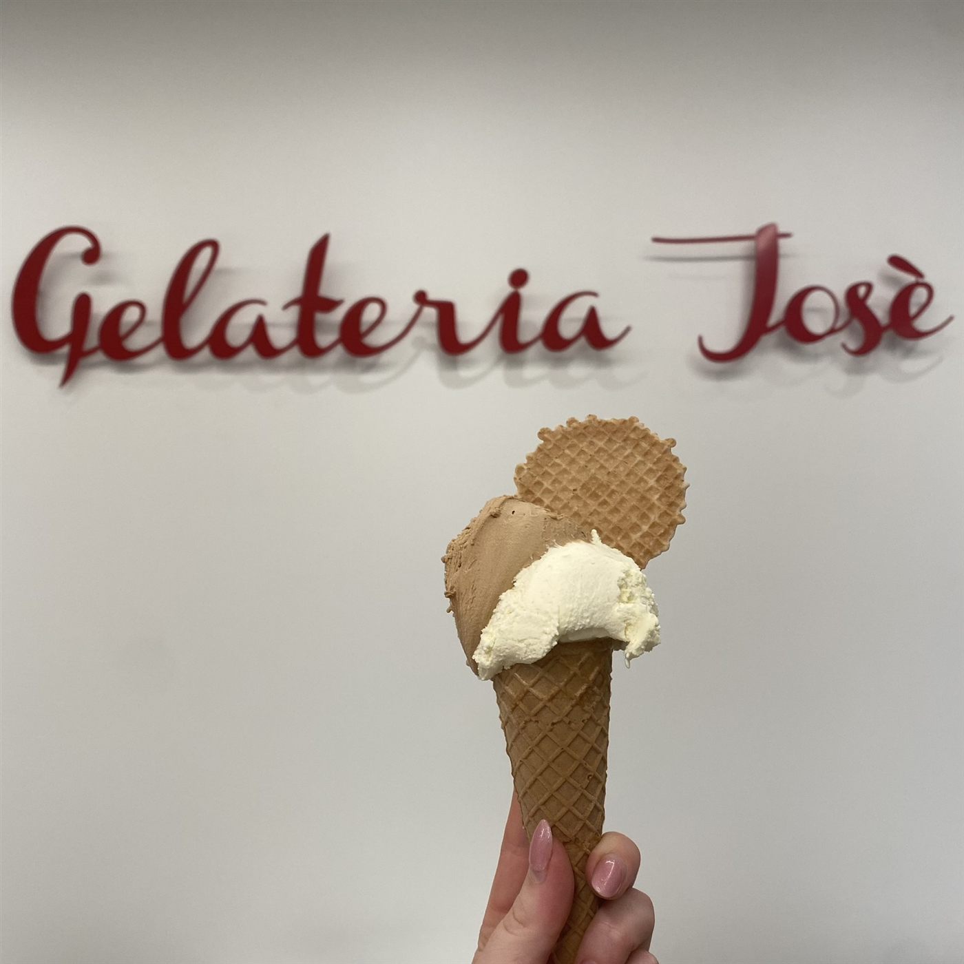 Un cono con gelato bianco e nocciola