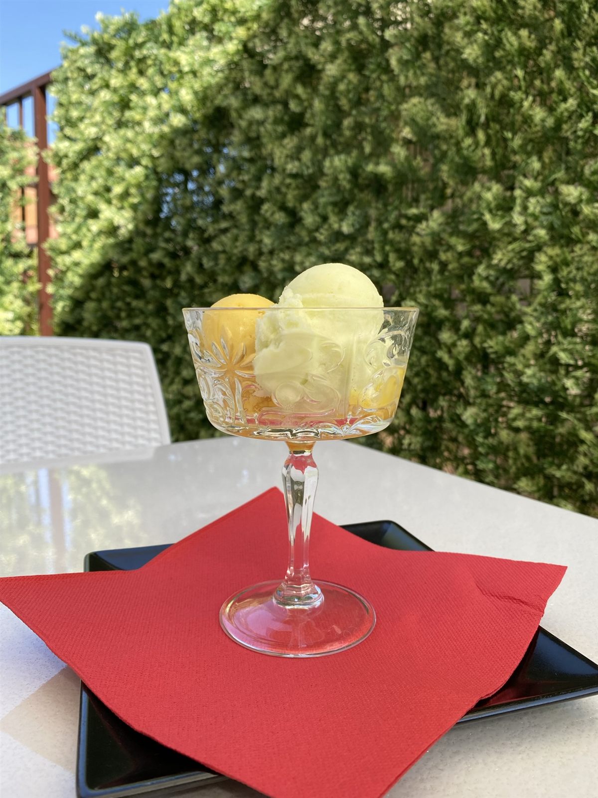 Coppa con palline di gelato al limone
