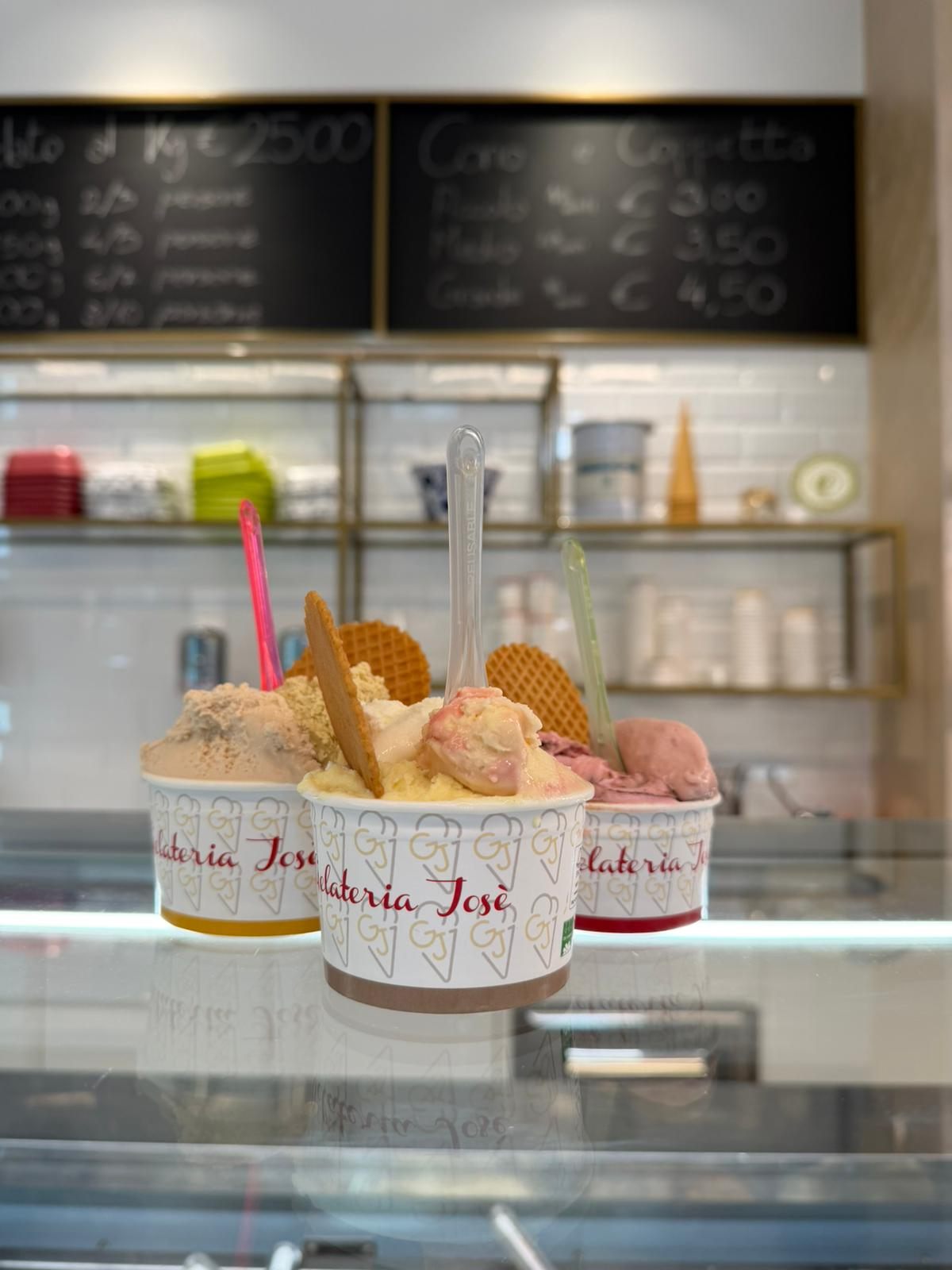 Coppette Gelateria Josè con gelato e wafer