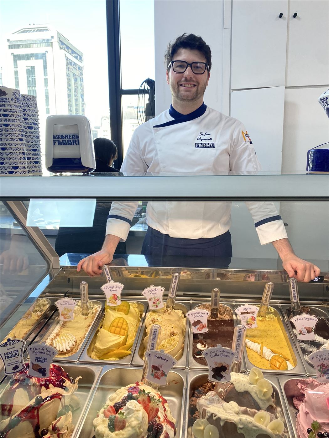 Stefano Rigamonti dietro una vetrina di gelati in una fiera all'estero