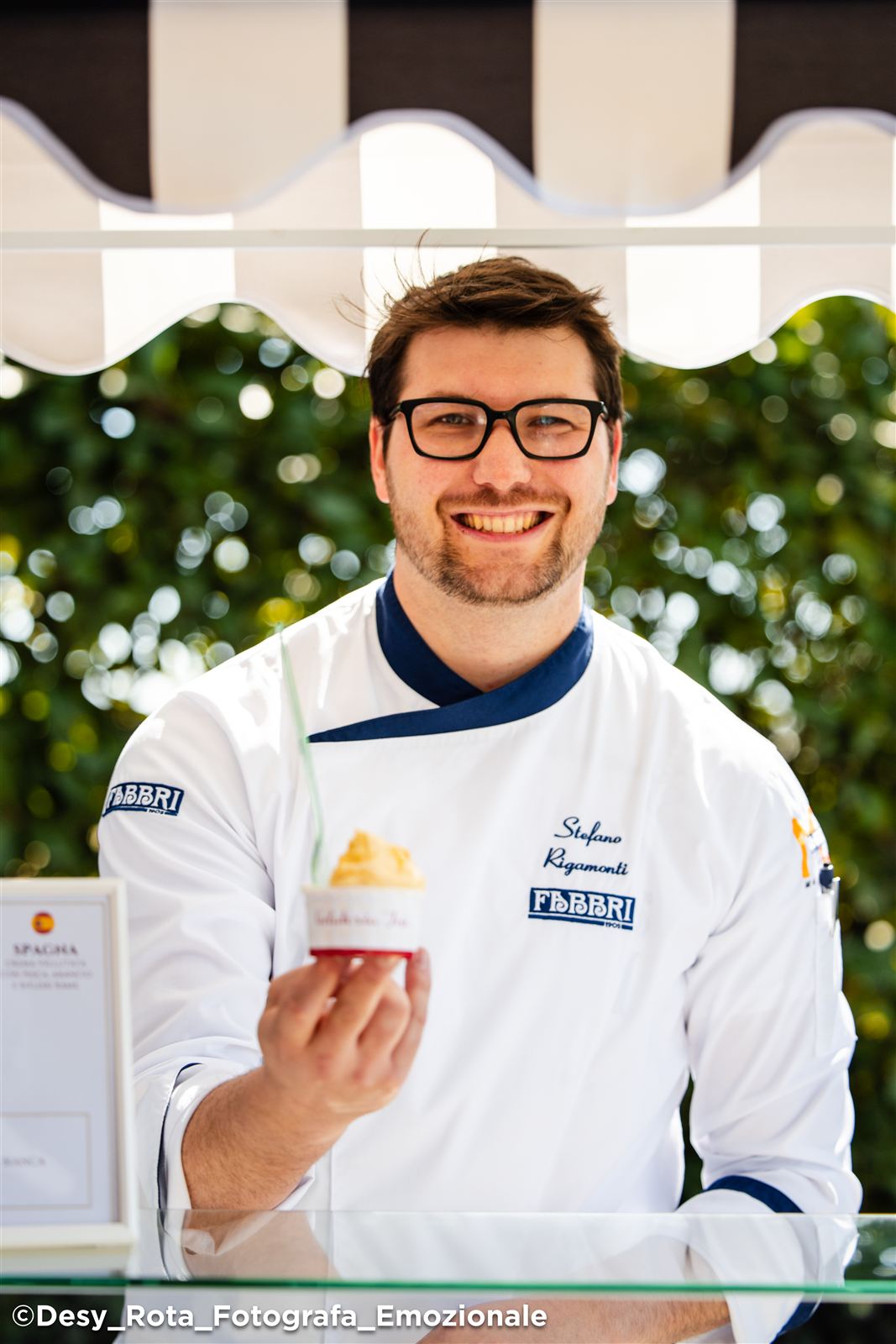 Stefano Rigamonti, gelatiere titolare, con la giacca Fabbri e un cono in mano