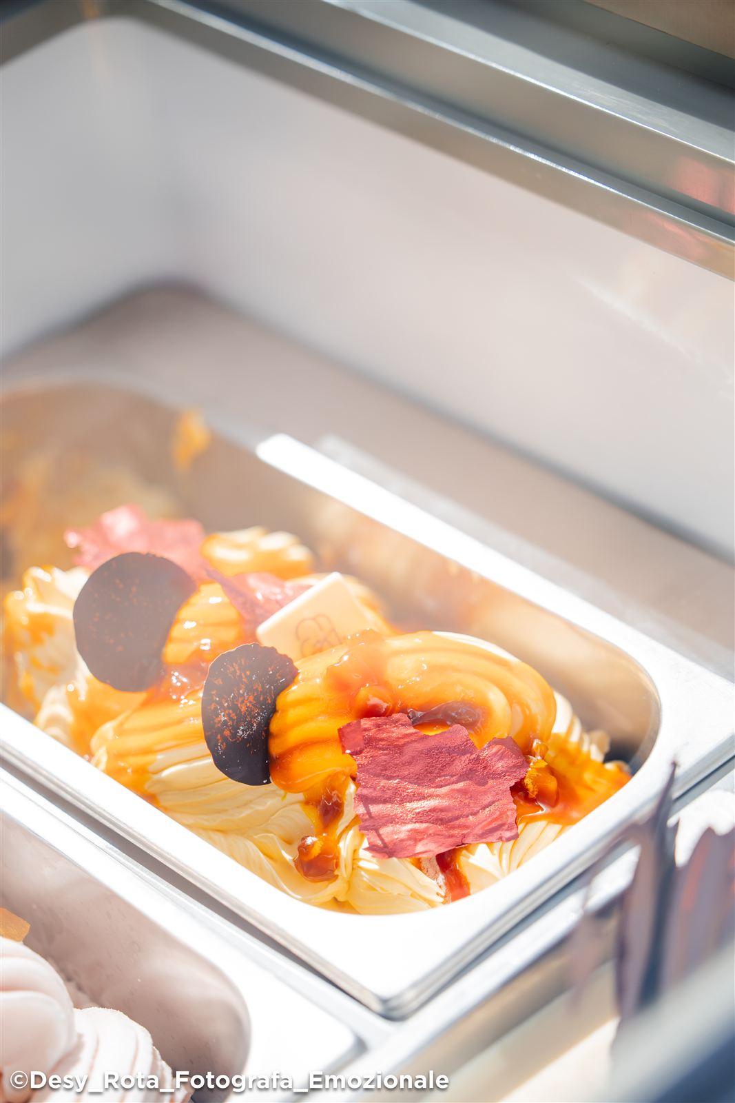 Una vaschetta di gelato decorata a mano