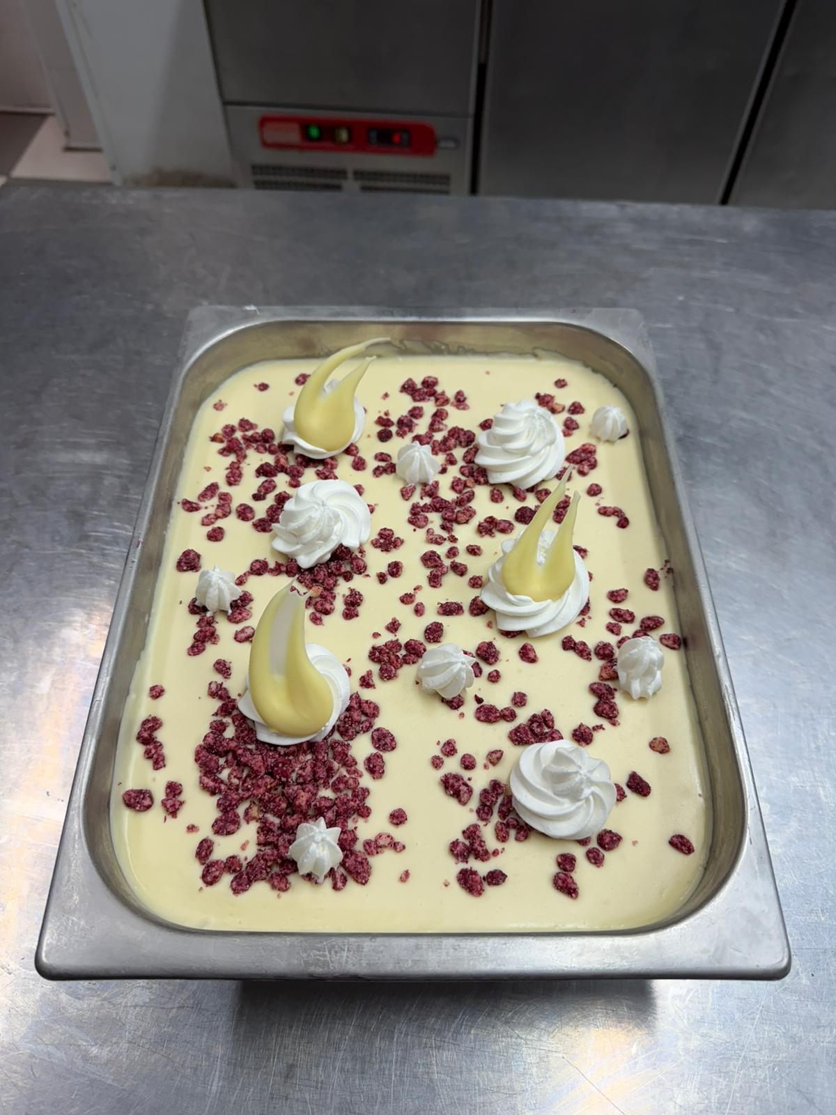 Gelato con lamponi e meringhe