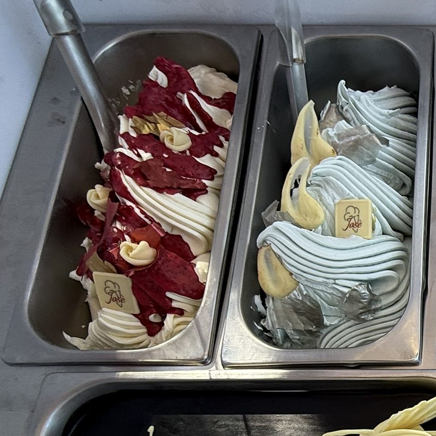 Vaschette di gelato decorate a mano