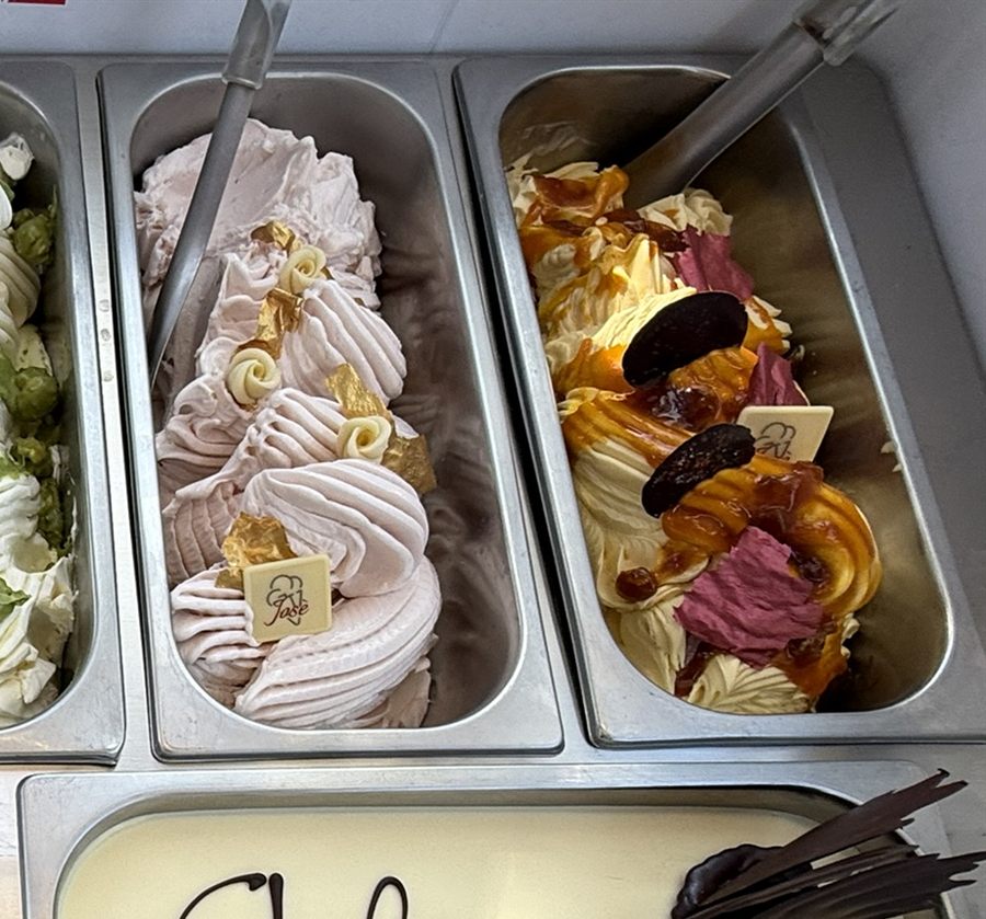 Vaschette di gelato al pistacchio, frutti rossi e caramello, decorate a mano