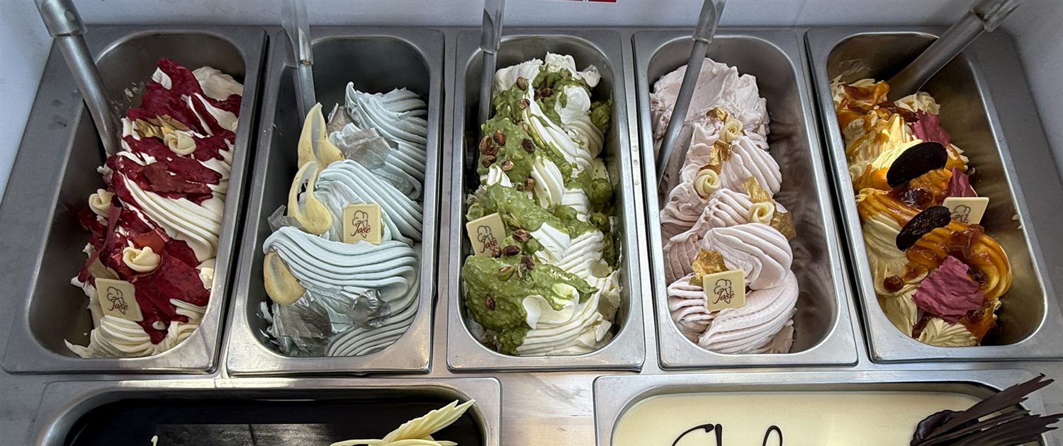 Cinque vaschette di gelato decorate a mano, ognuna con il cioccolatino Josè
