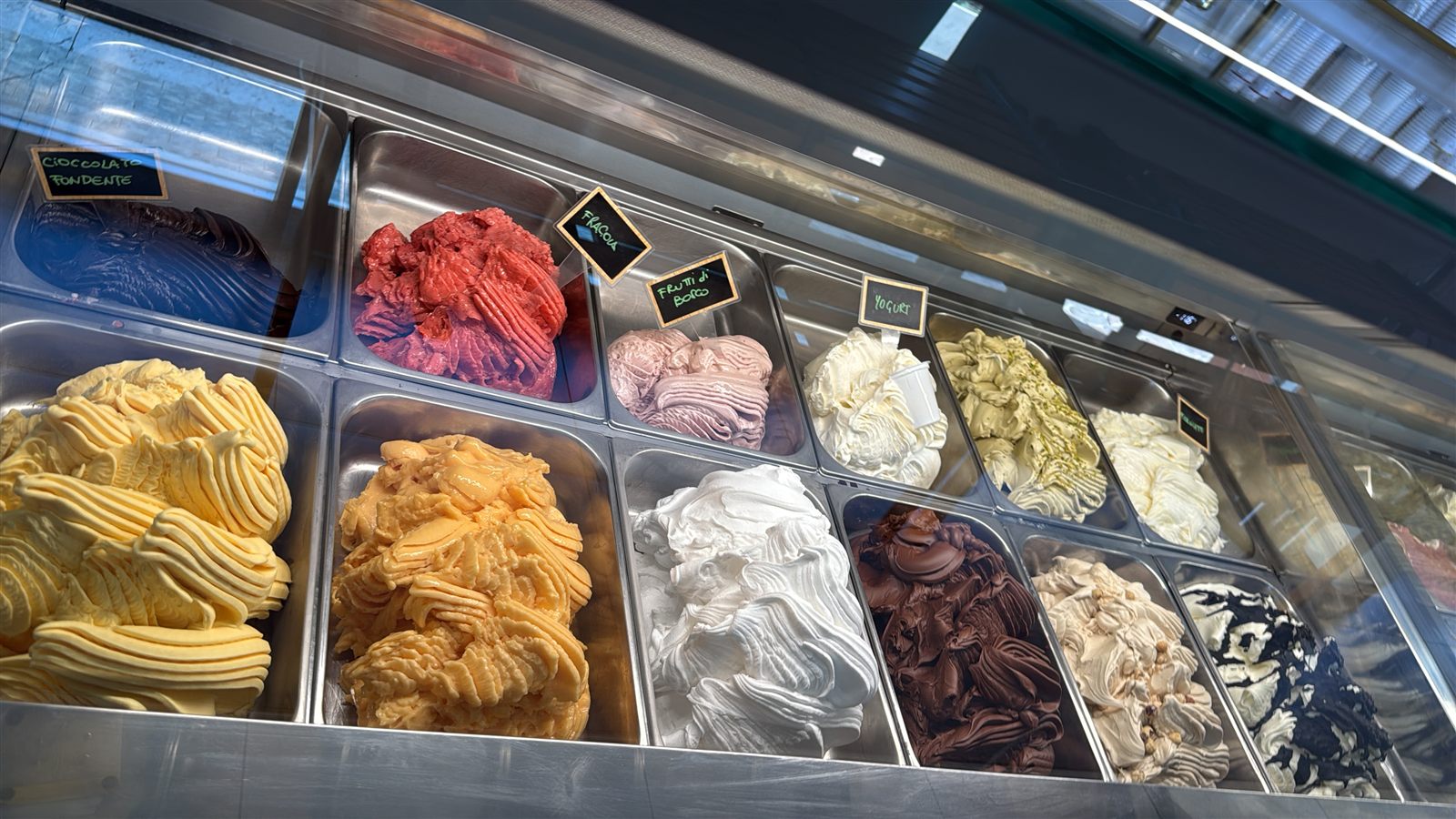 La vetrina della Gelateria Josè con tanti gusti di gelato colorati