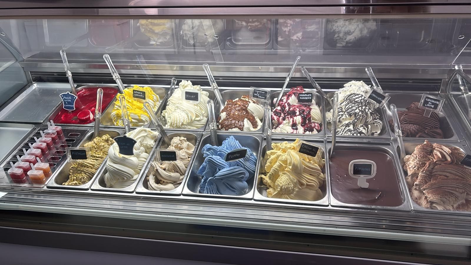 Vaschette di gelato di molti colori